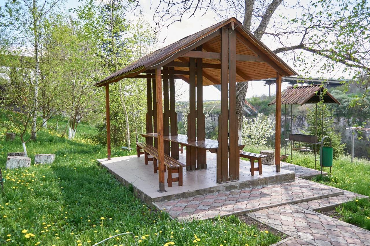 Hotel Каприз à Kamianets-Podilsky Extérieur photo