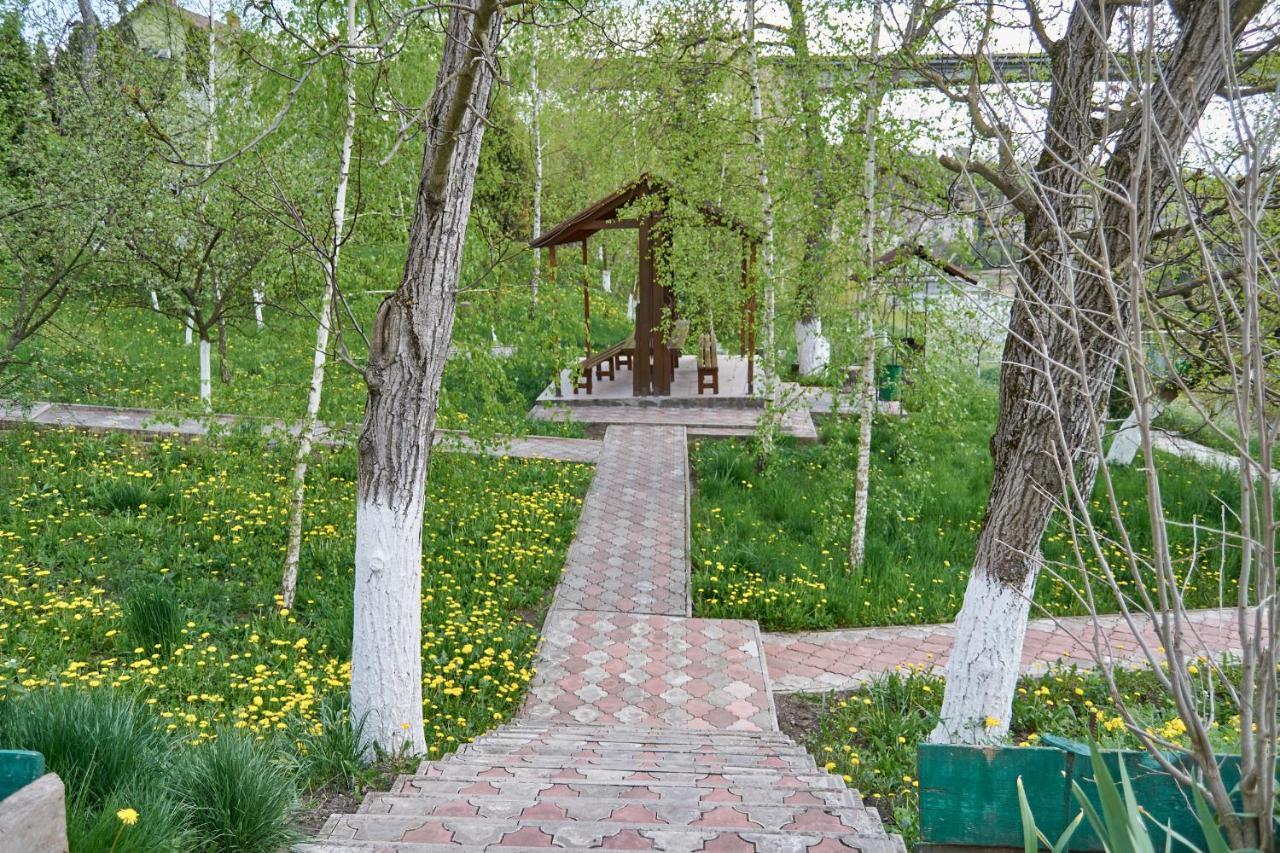 Hotel Каприз à Kamianets-Podilsky Extérieur photo