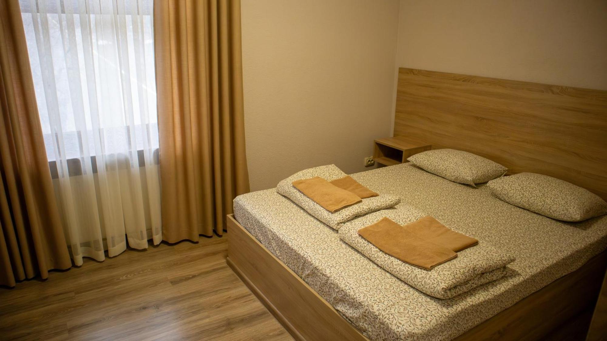 Hotel Каприз à Kamianets-Podilsky Extérieur photo