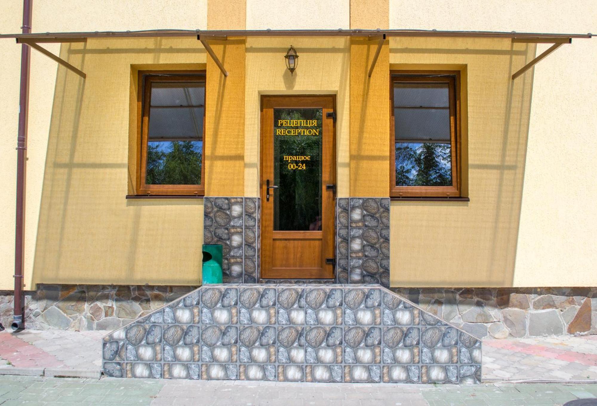 Hotel Каприз à Kamianets-Podilsky Extérieur photo