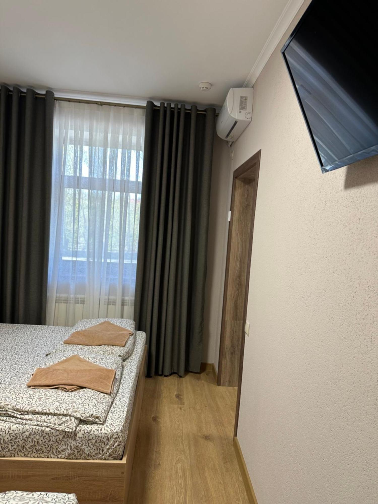 Hotel Каприз à Kamianets-Podilsky Extérieur photo