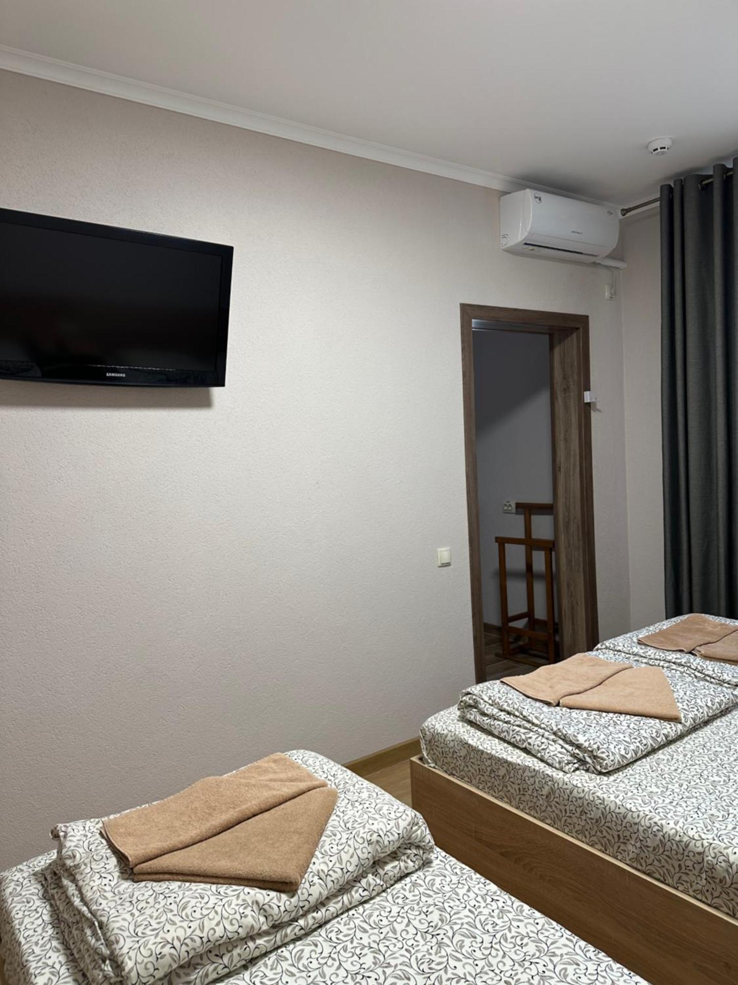 Hotel Каприз à Kamianets-Podilsky Extérieur photo