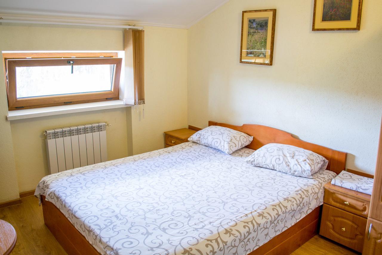 Hotel Каприз à Kamianets-Podilsky Extérieur photo