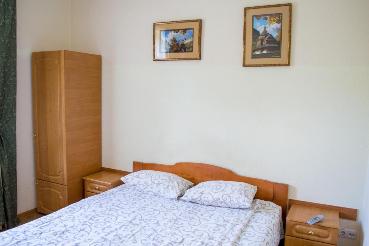 Hotel Каприз à Kamianets-Podilsky Extérieur photo